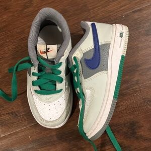 Toddler boys Nike Air Force 1 LV8 1
Size 9
Color- Light Silver/Deep Royal/White